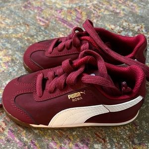 Toddlers US-9 never worn Puma sneakers